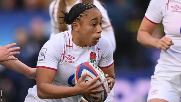 Sadia Kabeya runs with the ball while playing for England