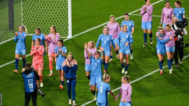 England were applauded as they did a lap of honour following victory over Australia