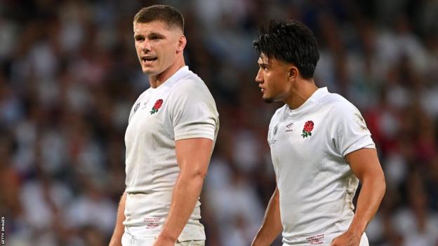 Owen Farrell and Marcus Smith talk on the pitch