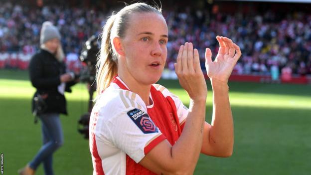 Beth Mead applauds the Arsenal fans