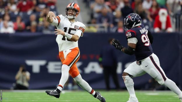 Cleveland Browns quarterback Joe Flacco throws the ball